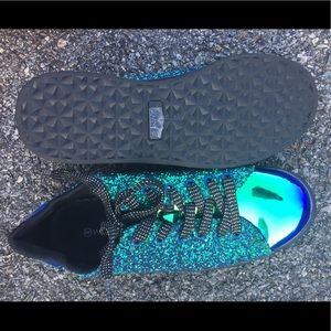 I’m selling these wild divias shoes.